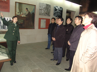 2008年12月19日河北省委副省长龙庄伟来馆参观指导。