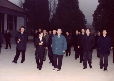 2002年1月15日 时任国务院副总理的温家宝同志来馆参观。