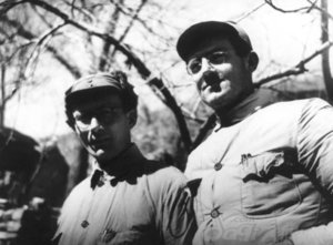 身着八路军军装的傅莱（右）和林迈可（左）
